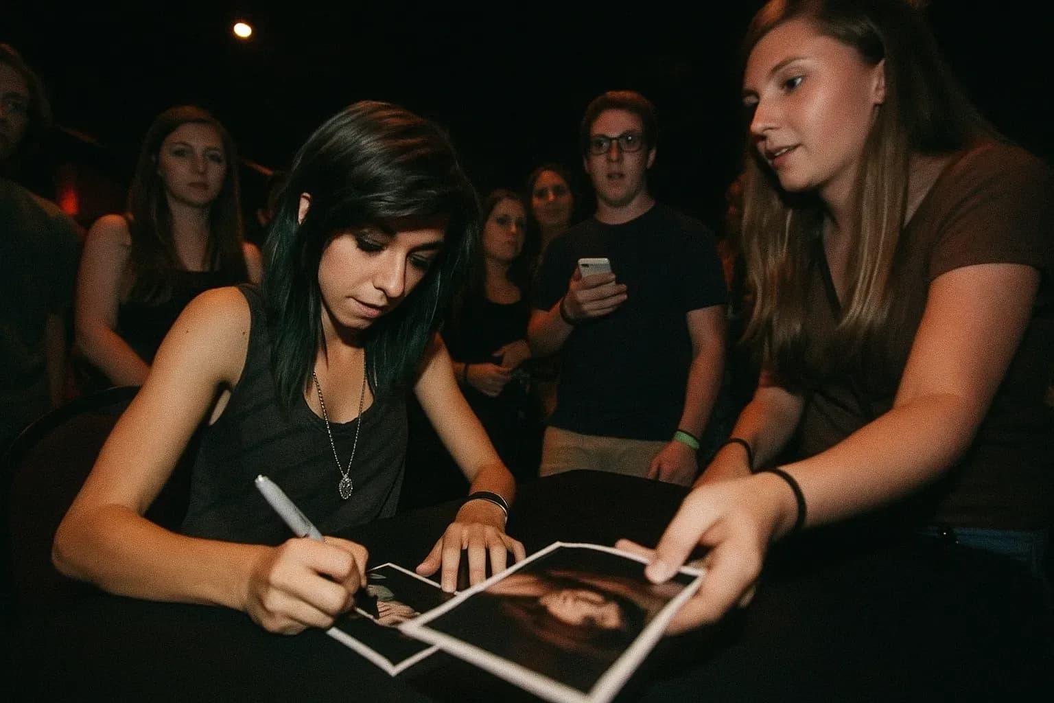 En figur, der ligner Christina Grimmie, der skriver autografer ved en meet-and-greet, omgivet af fans, øjeblikke før den tragiske hændelse i Orlandos The Plaza Live-sted.